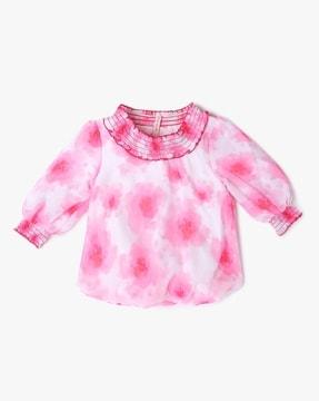 printed top with puff sleeves