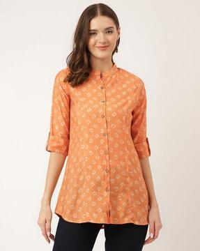 printed top with roll-up sleeves