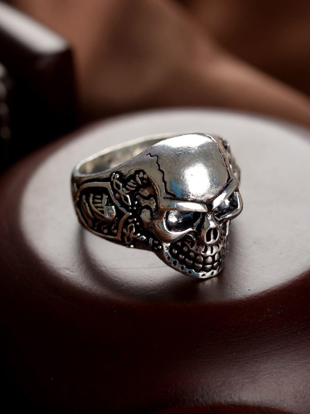 priyaasi men silver-plated silver-toned skull finger ring