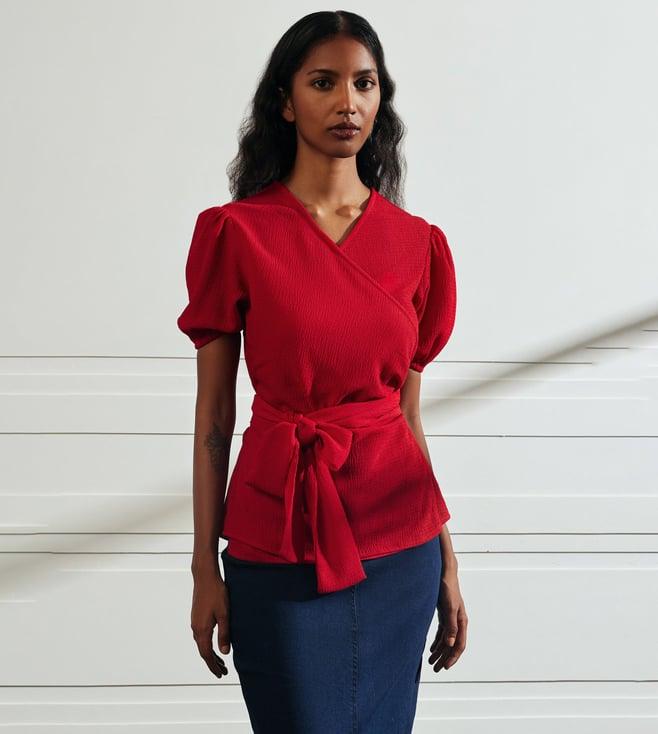 qua red textured crepe wrap top