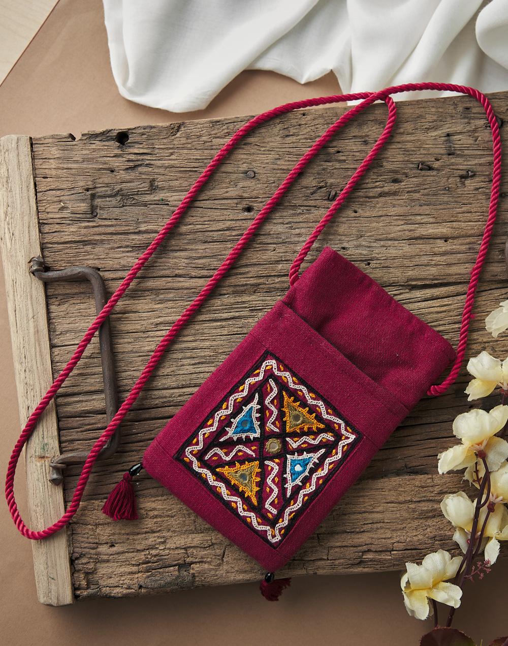 red desert embroidery mobile pouch