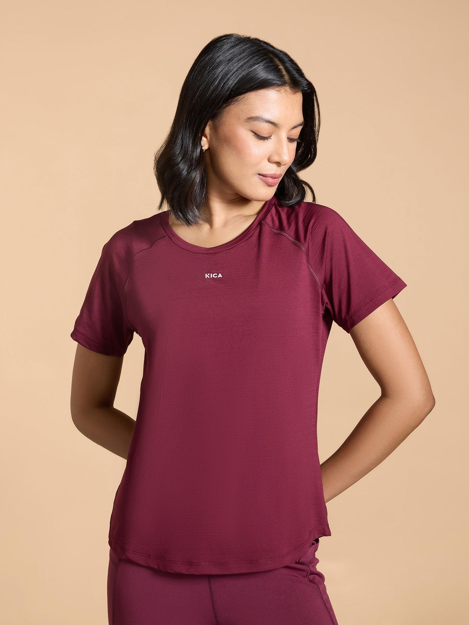 regular fit basic half sleeves top in a stretchable, fast-drying fabric