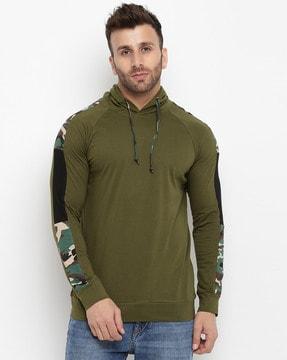 regular fit camouflaged hooded t-shirt