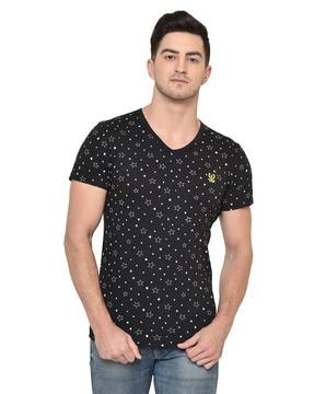 regular fit geometric print v-neck t-shirt