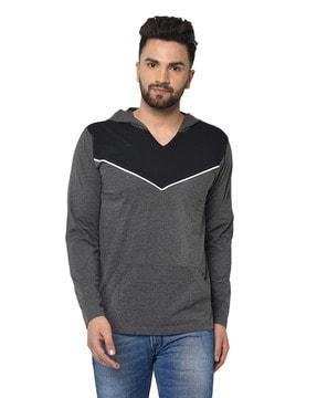 regular fit hooded t-shirt with kangaroo pockets