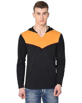 regular fit hooded t-shirt with kangaroo pockets