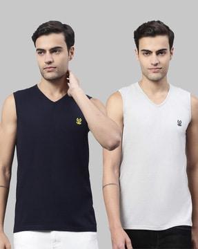 regular fit pack of 2 v-neck t-shirts with logo print