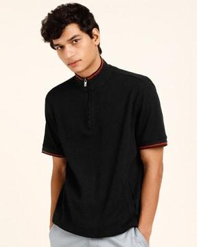 regular fit t-shirt with half-zip closure