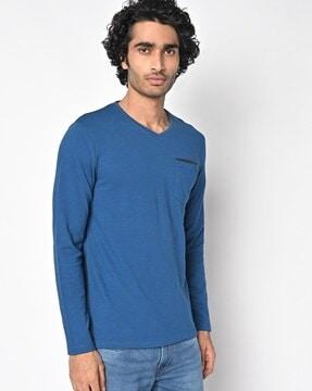 regular fit v-neck t-shirt with patch pocket