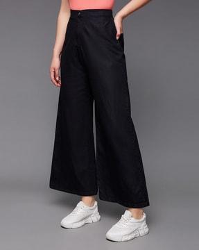 relaxed fit jeans with insert pockets