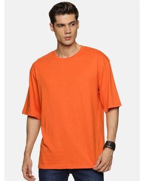 relaxed fit round-neck t-shirt with short sleeves