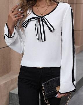 relaxed fit top with neck tie-up