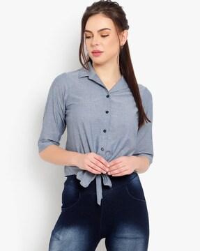 resort-collar shirt with contrast buttons