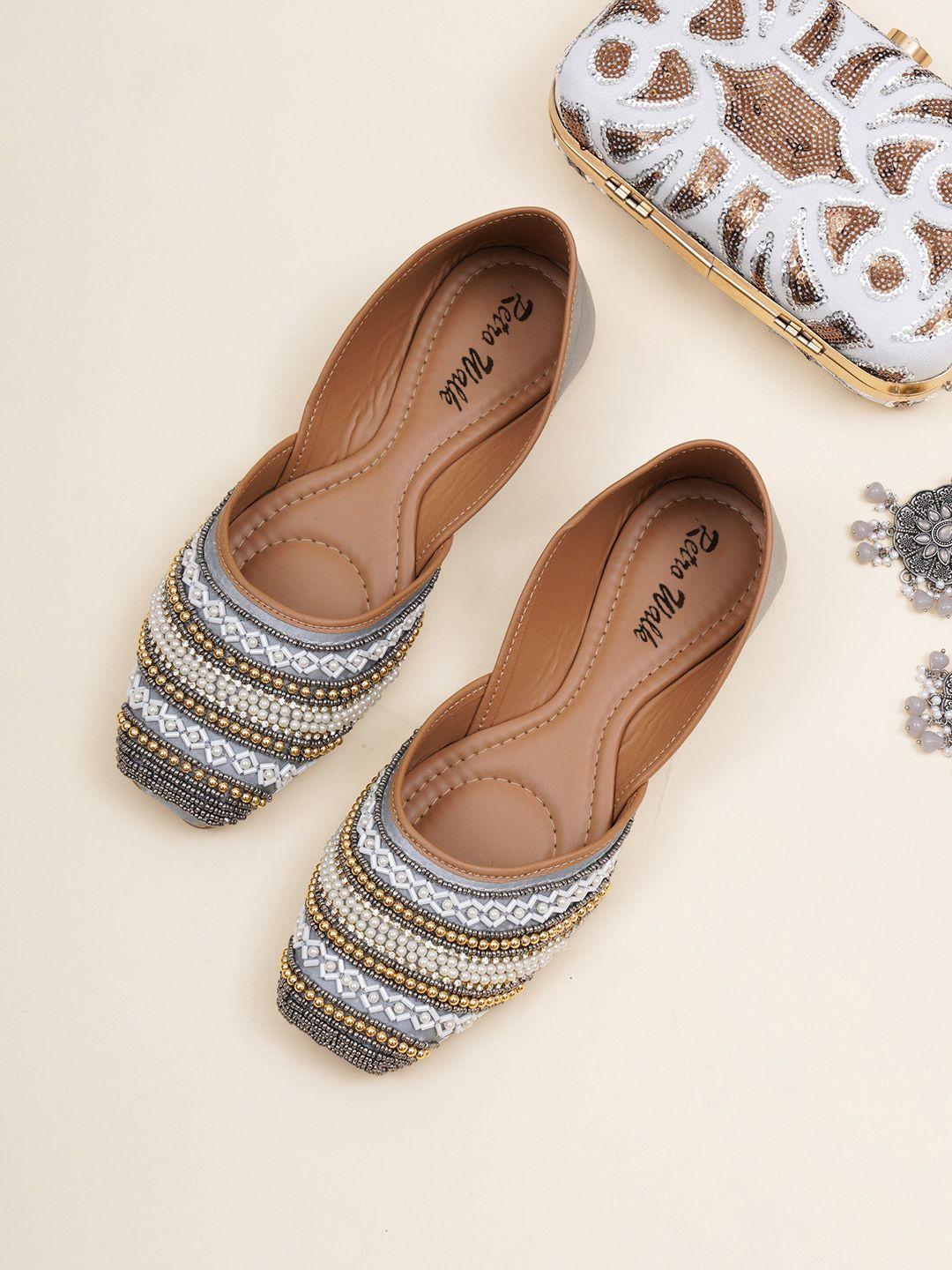 retro walk embellished ethnic mojaris