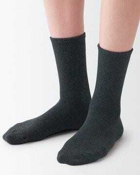 right-angle soft strech top running along ankle socks