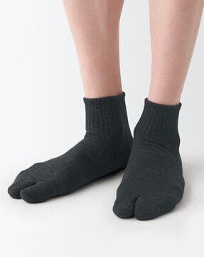 right angle tabi style short socks
