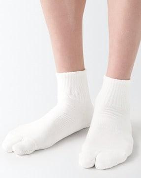 right-angle tabi style short socks