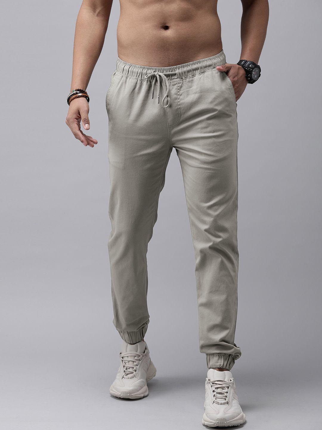 roadster men grey solid mid-rise regular fit jogger trousers