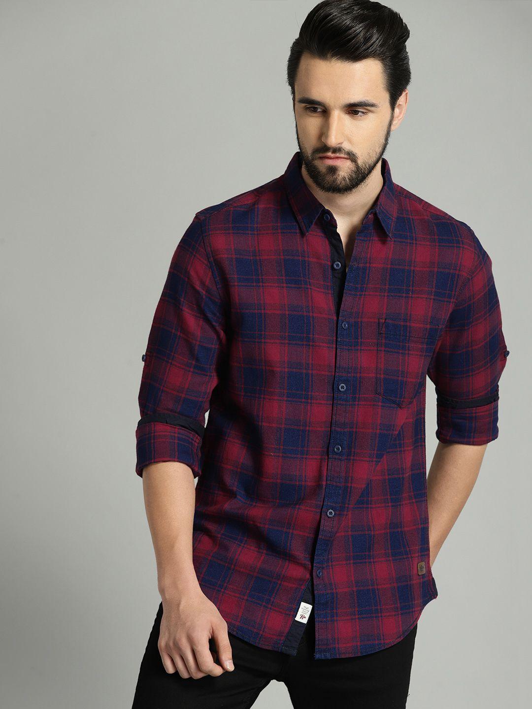 roadster men navy blue & red regular fit checked casual shirt