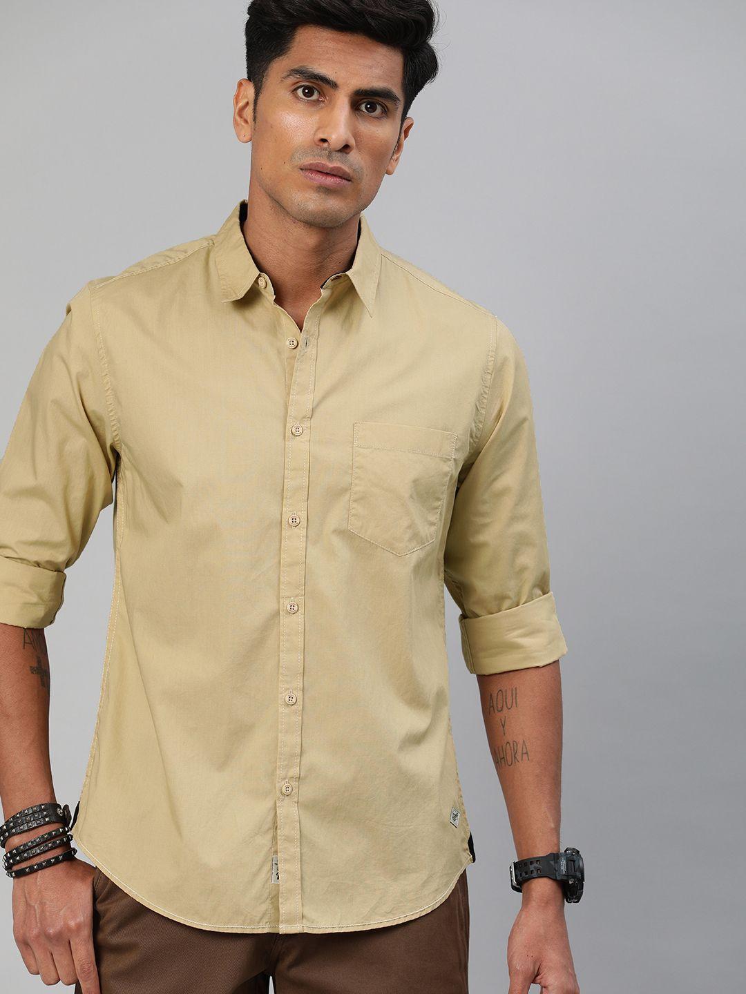 roadster men beige regular fit solid casual shirt