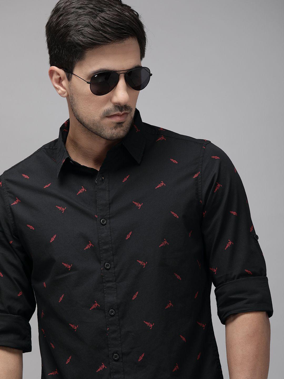 roadster men black & red regular fit conversational print sustainable casual shirt