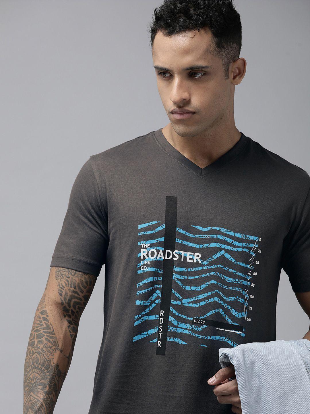 roadster men charcoal grey & blue printed v-neck pure cotton t-shirt