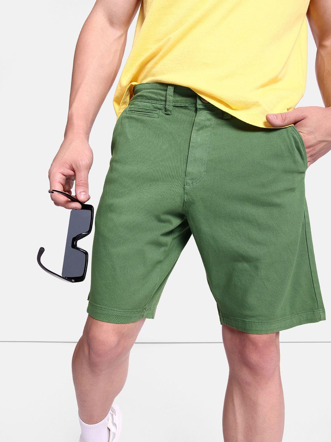 roadster men green solid regular fit shorts