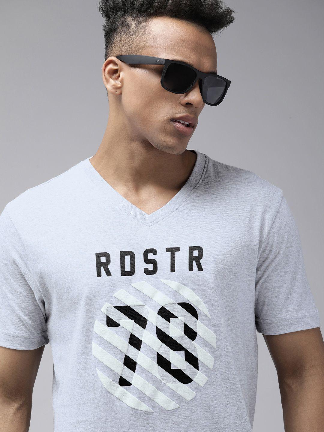 roadster men grey & black typography printed v-neck t-shirt