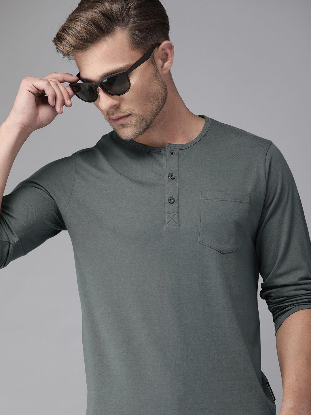 roadster men grey solid henley neck pure cotton t-shirt with roll-up sleeves