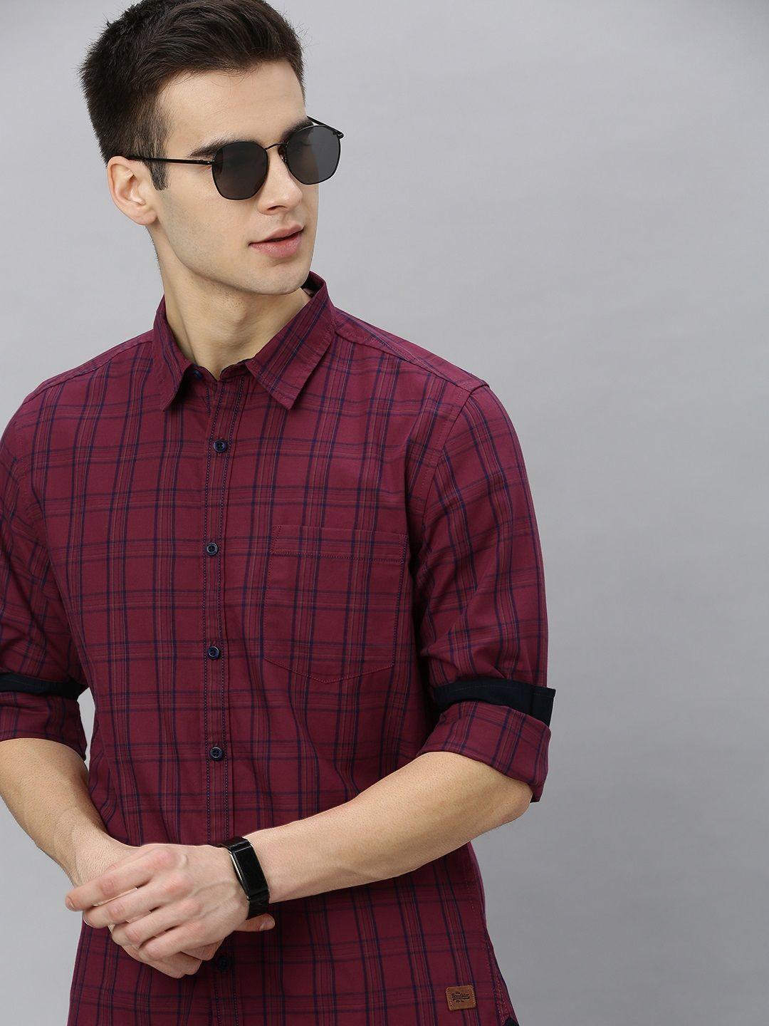 roadster men maroon & navy blue regular fit checked sustainable casual shirt