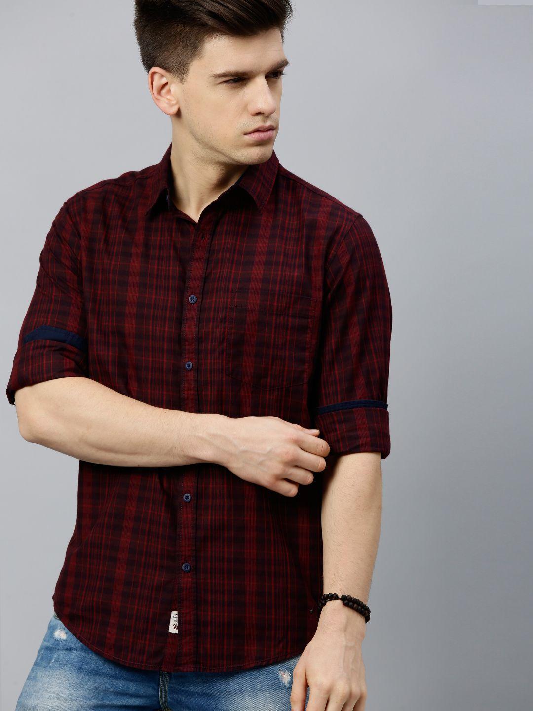 roadster men maroon regular fit checked casual shirt