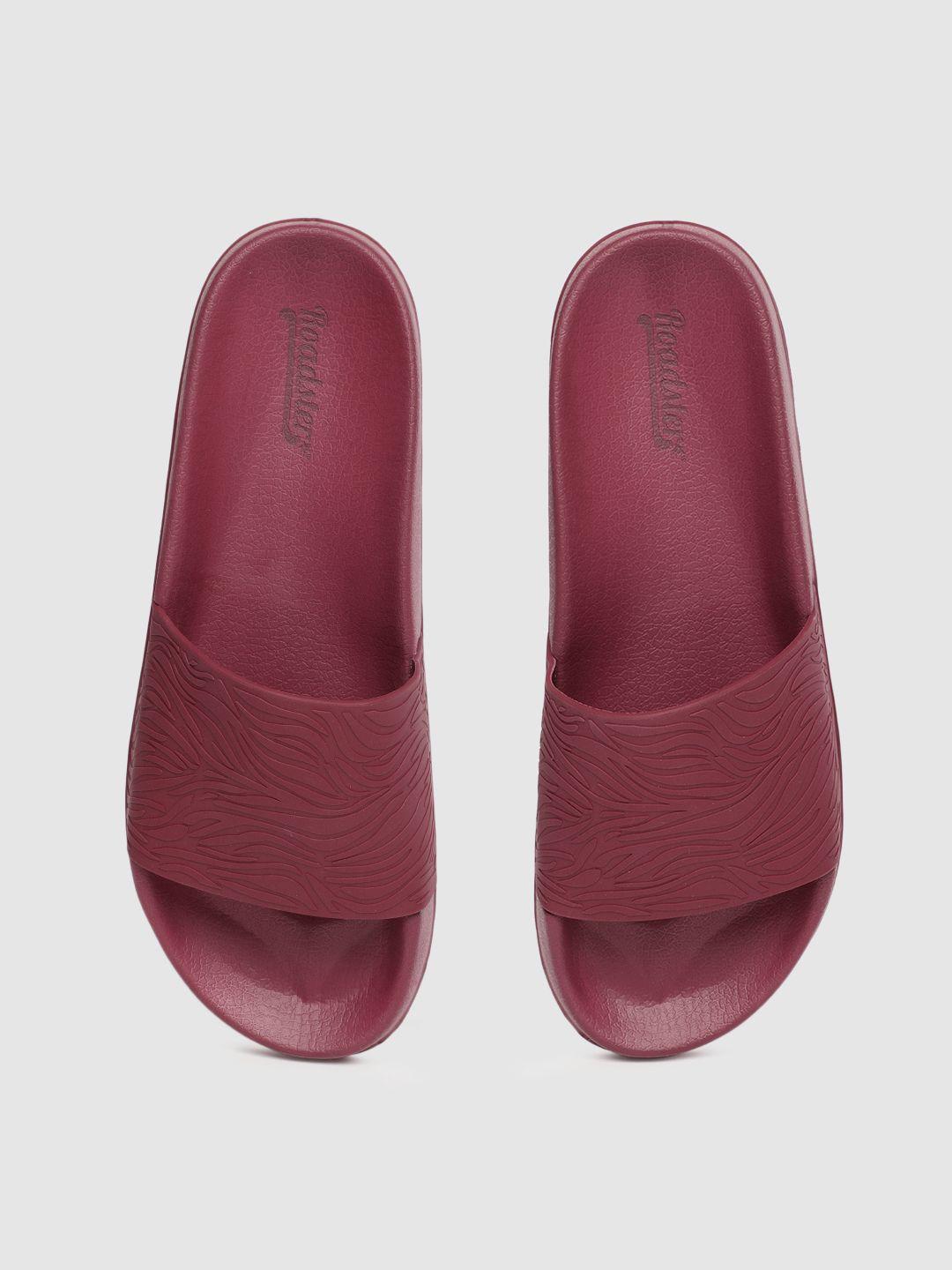 roadster men maroon self design sliders