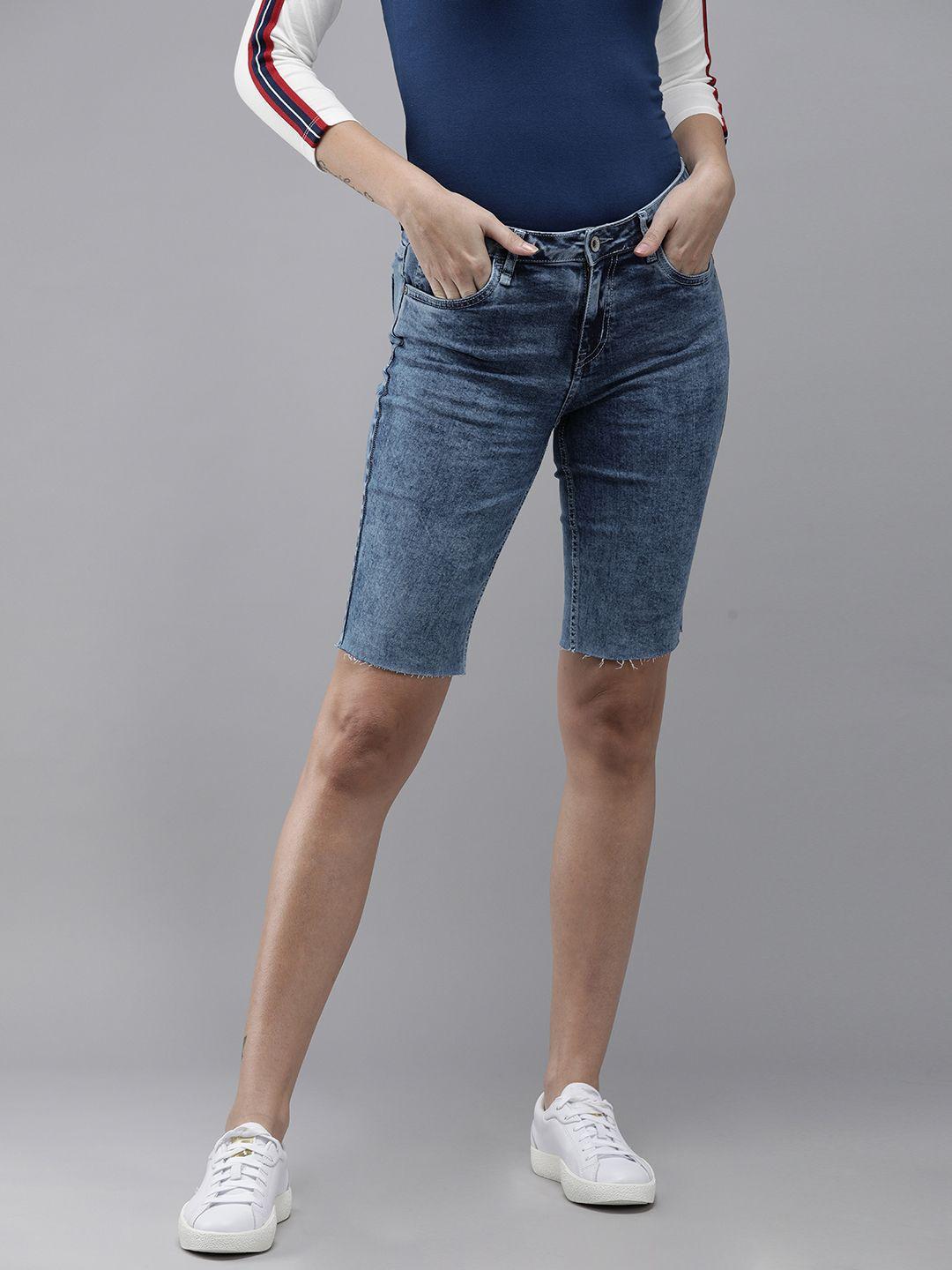 roadster women blue washed bermuda skinny fit denim shorts with raw hem