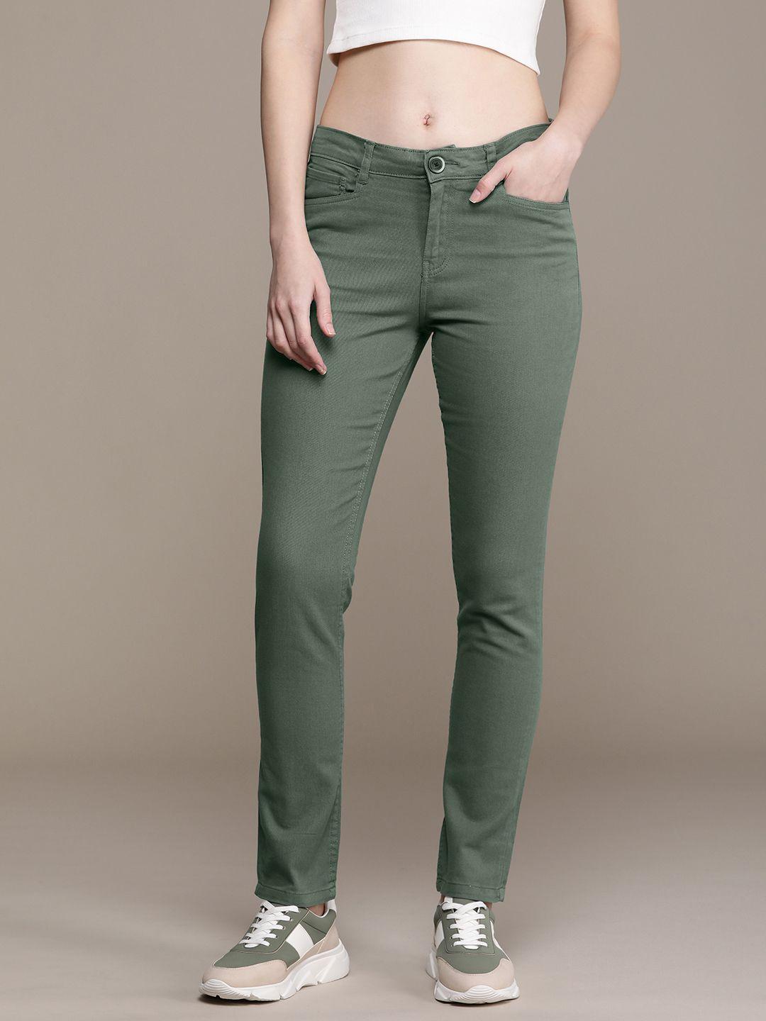 roadster women classic slim fit solid low-rise trousers