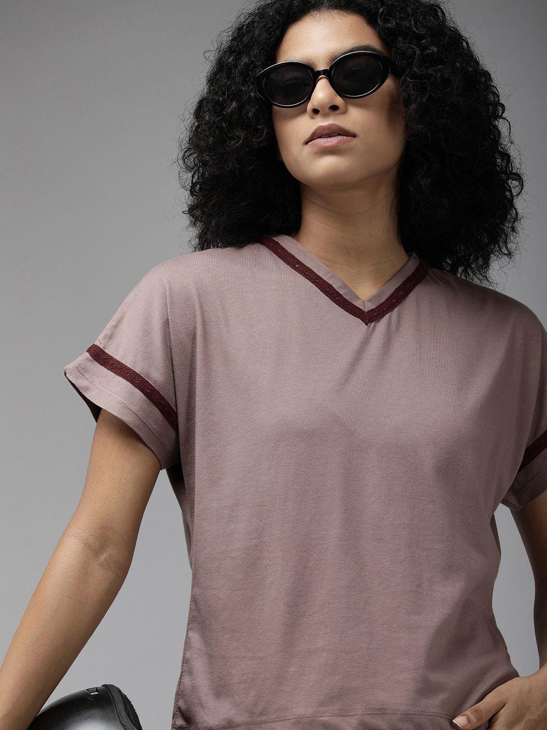 roadster women mauve solid v-neck casual t-shirt with tonal lace detail