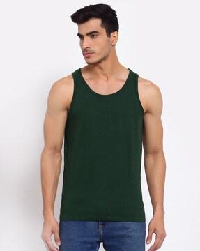 round-neck  sleeveless vest