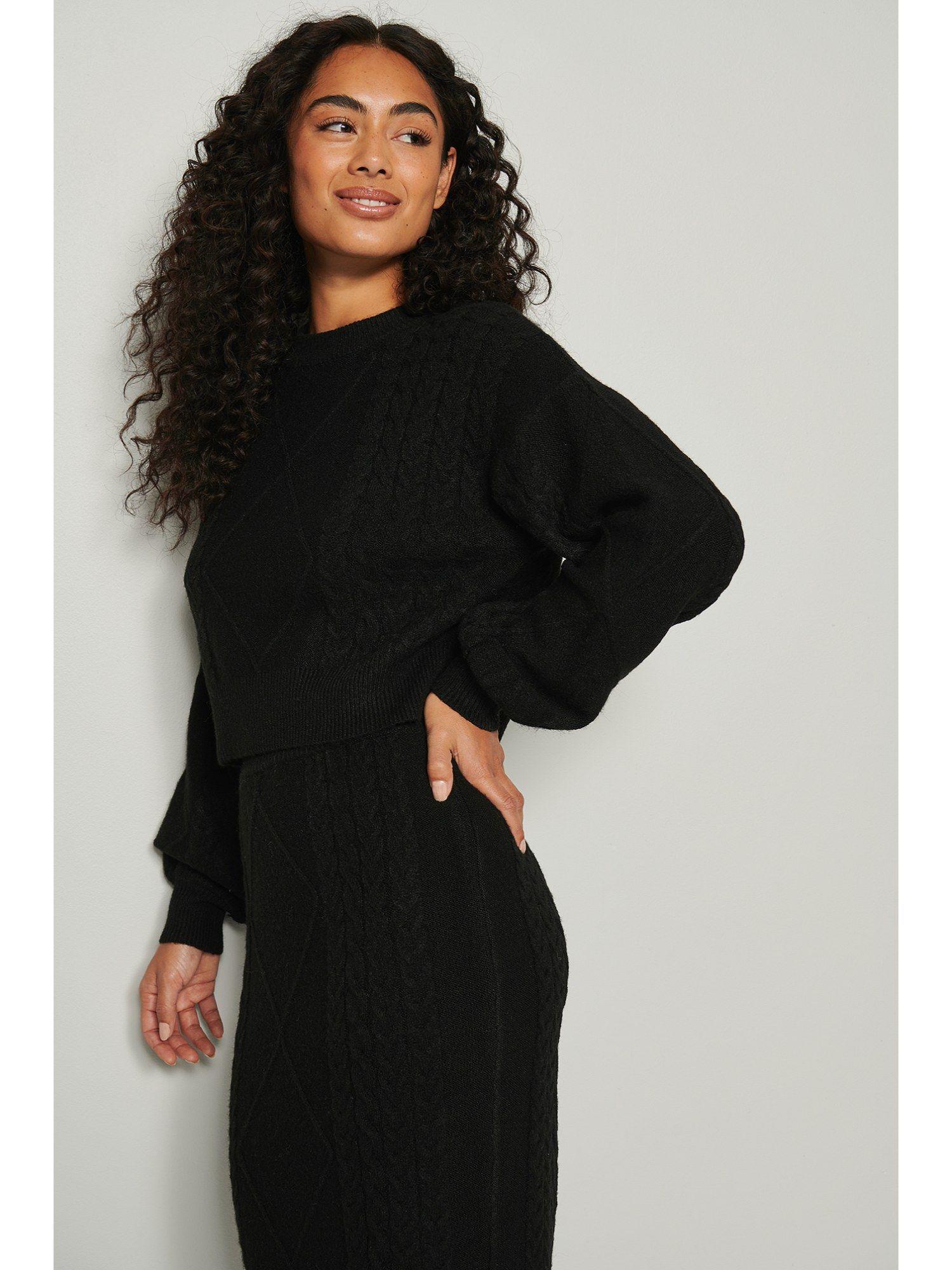 round neck knitted cable sweater black