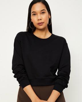 round-neck pullover with ribbed hem