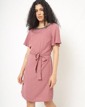 round-neck shift dress with waist tie-up