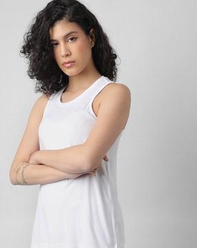 round-neck sleeveless t-shirt