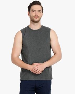 round-neck sleeveless vest