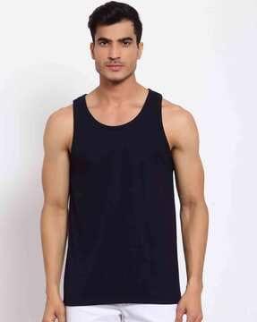 round-neck sleeveless vest