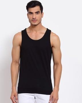 round-neck sleeveless vest