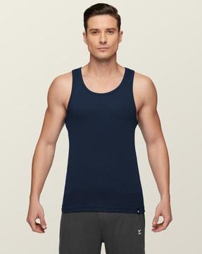 round-neck sleeveless vest