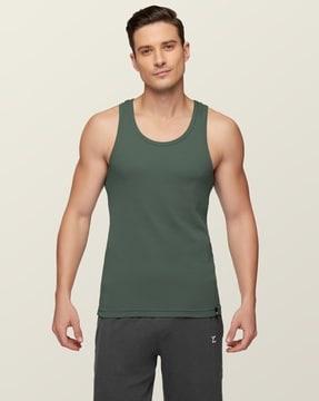 round-neck sleeveless vest