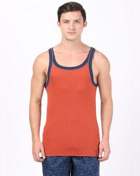 round-neck sleeveless vest