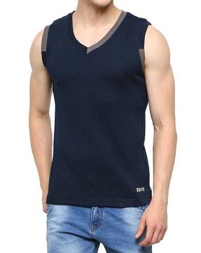 round-neck sleeveless vest