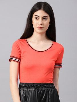 round-neck t-shirt with contrast neckline