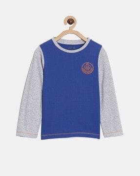round-neck t-shirt with contrast sleeves