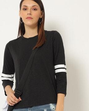 round-neck t-shirt with contrast stripes